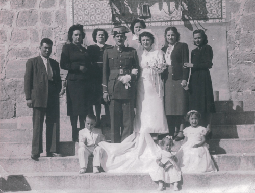 1949. Primera boda de blanco. Escalerillas