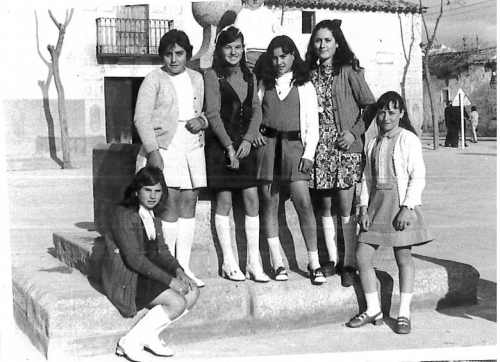 1973. Amigas en el Caño de la plaza.